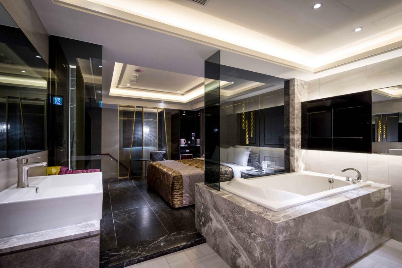 Ouge Motel - Fengshan Kaohsiung Zewnętrze zdjęcie